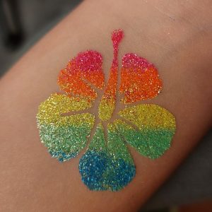 Regenboog glittertattoo